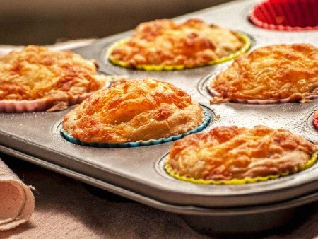 Солени мъфини със сирене и кашкавал - снимка на рецептата